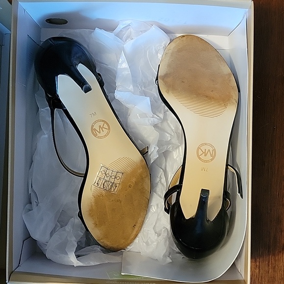 Like new michael kors black heels - Picture 3 of 5